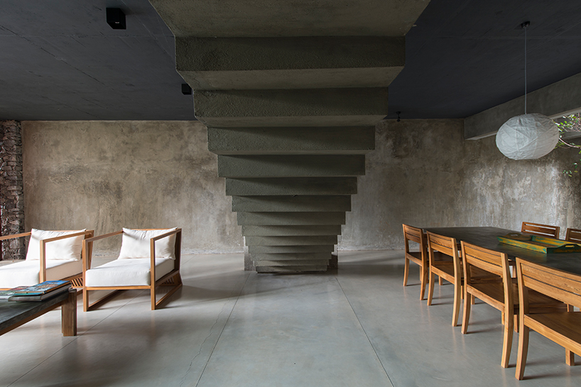 palinda-kannagara-linear-house-at-battaramulla-sri-lanka-designboom-03