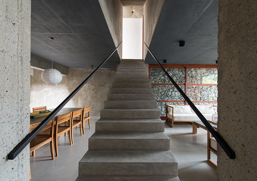 palinda-kannagara-linear-house-at-battaramulla-sri-lanka-designboom-03