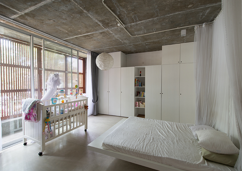 palinda-kannagara-linear-house-at-battaramulla-sri-lanka-designboom-03