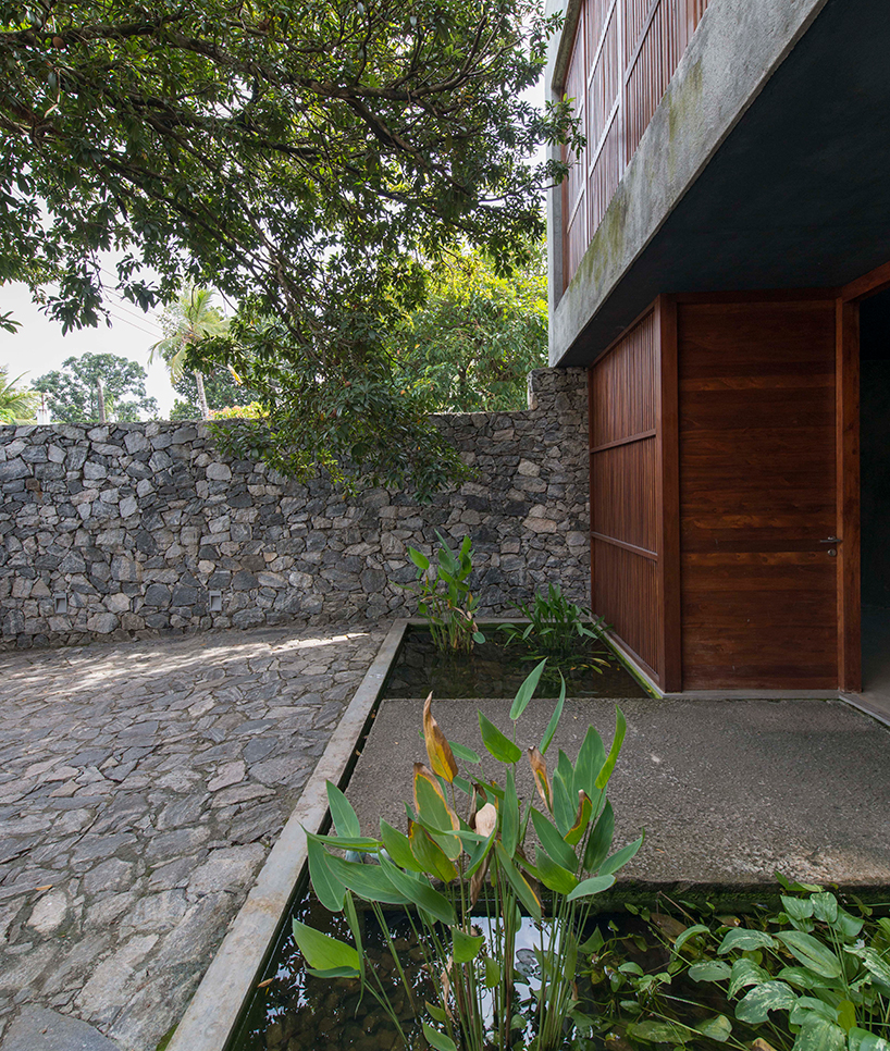 palinda-kannagara-linear-house-at-battaramulla-sri-lanka-designboom-03