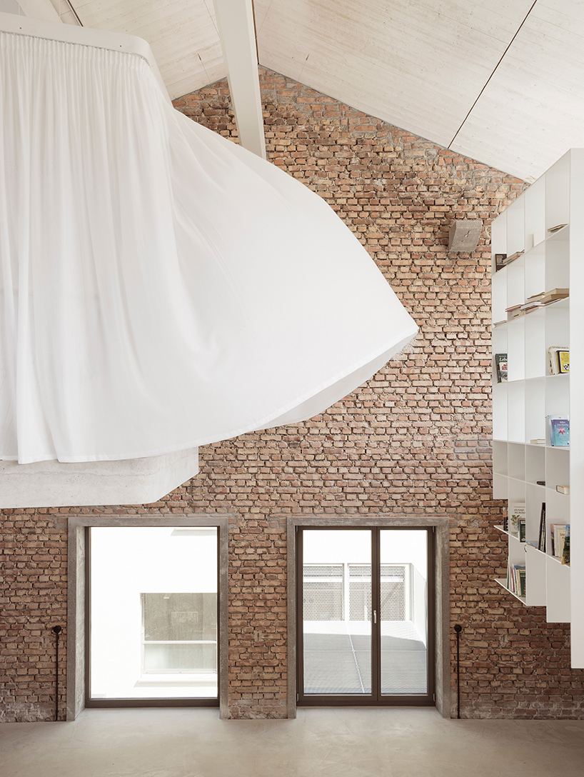 smartvoll-architecture-loft-panzerhalle-designboom-03