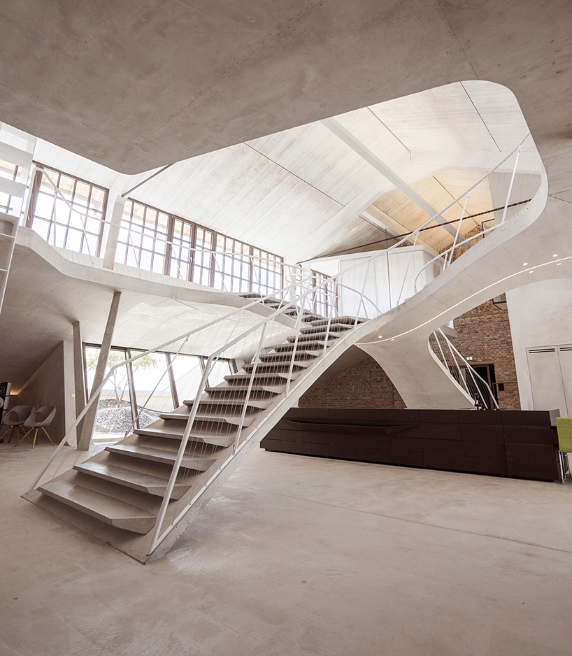 smartvoll-architecture-loft-panzerhalle-designboom-03