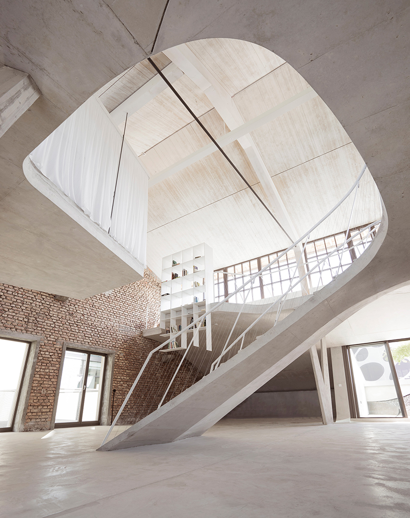 smartvoll-architecture-loft-panzerhalle-designboom-03
