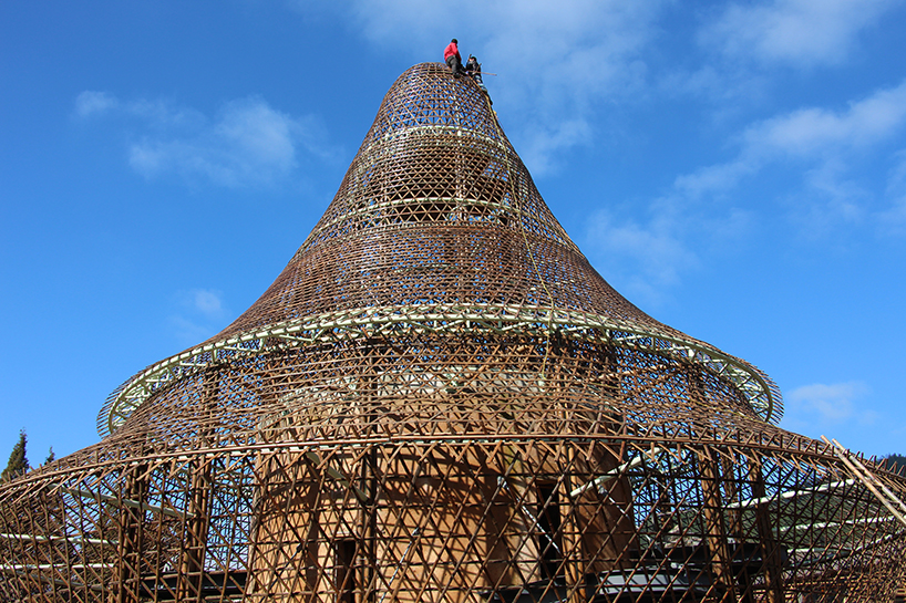 anna-heringer-studio-bamboo-hostel-biennale-china-designboom-02
