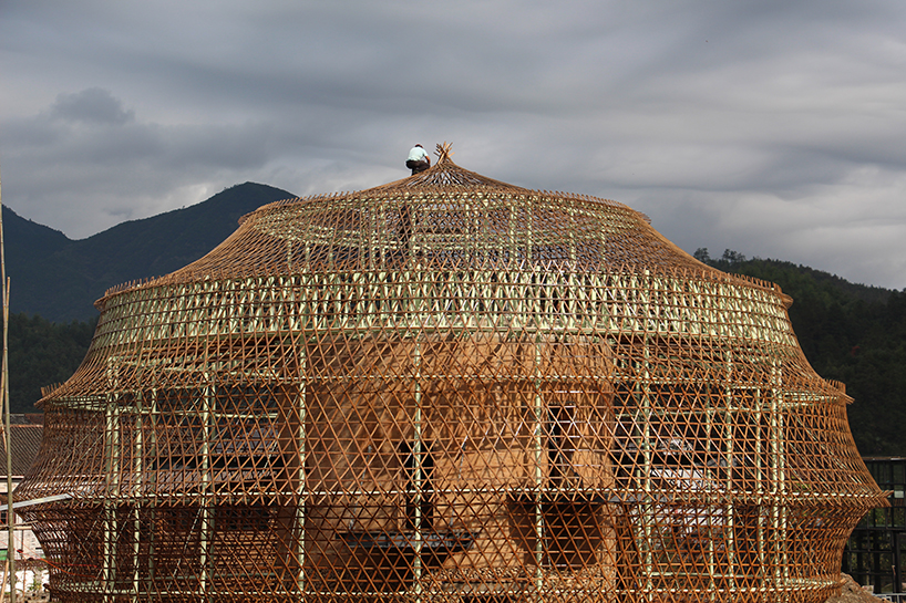 anna-heringer-studio-bamboo-hostel-biennale-china-designboom-02