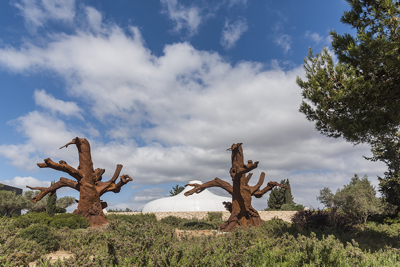 404 error page deisgn example #331: ai weiwei plants monumental iron trees at the israel museum