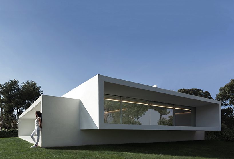 Form design idea #239: fran silvestre intersects two volumes to form breeze house in spain