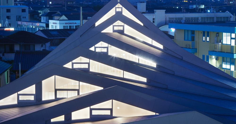 Form design idea #435: alphaville’s church in suzuka recalls the form of the region’s mountain ranges
