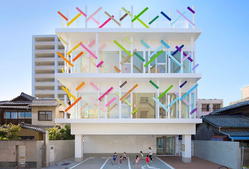 emmanuelle moureaux's kindergarten in japan uses shikiri to divide space using playful colors - 2