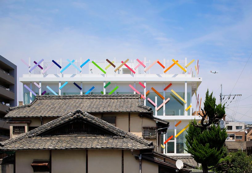 emmanuelle moureaux's kindergarten in japan uses shikiri to divide space using playful colors - 3