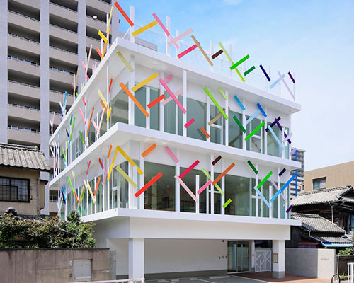 emmanuelle moureaux's kindergarten in japan uses shikiri to divide space using playful colors