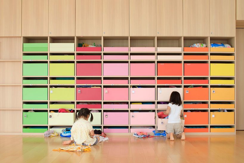 emmanuelle moureaux's kindergarten in japan uses shikiri to divide space using playful colors - 7