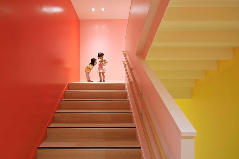 emmanuelle moureaux's kindergarten in japan uses shikiri to divide space using playful colors - 9