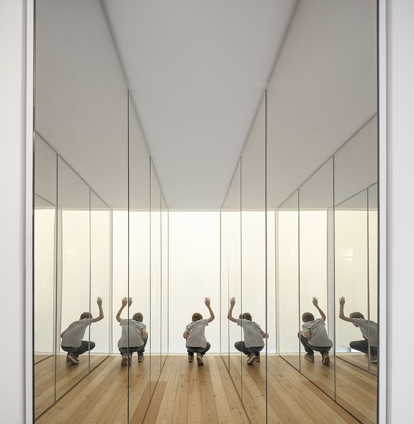 extrastudio red house 