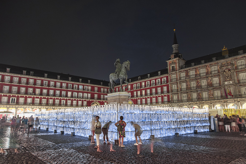 luzinterruptus labyrinth of plastic waste