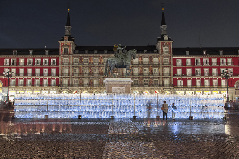 luzinterruptus labyrinth of plastic waste