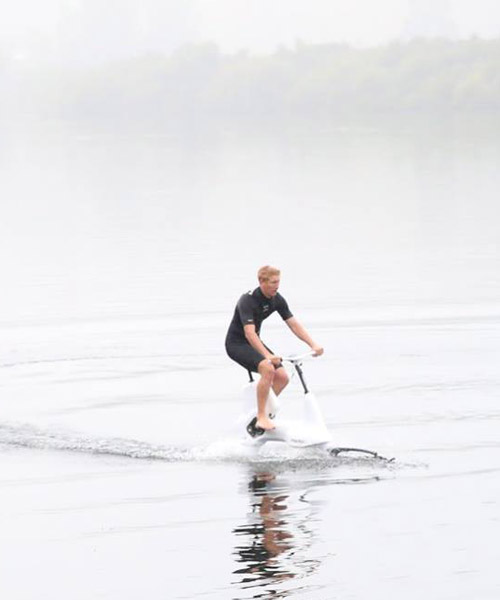 cycle on water with the pedalelectric manta5 hydrofoil bike
