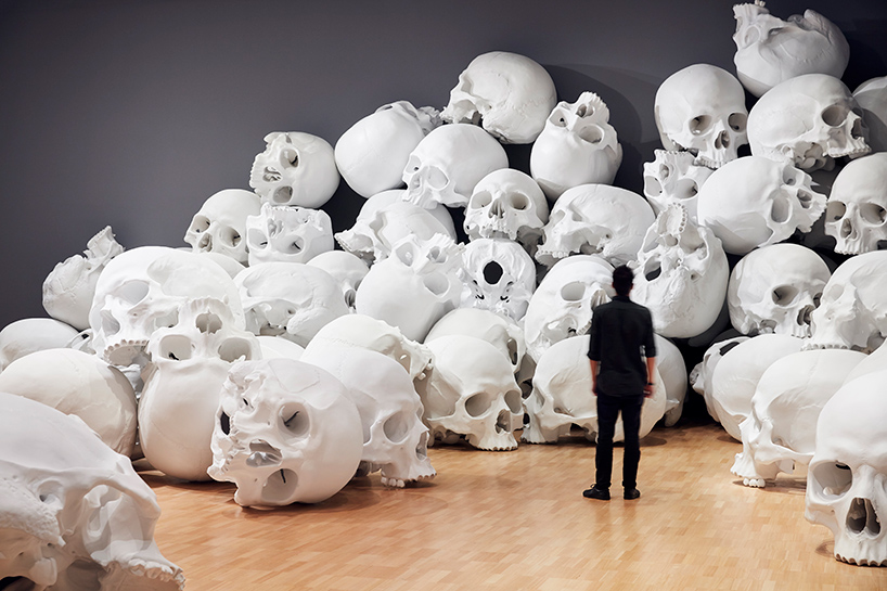 ron mueck stacks 100 sculpted skulls at the national gallery of victoria