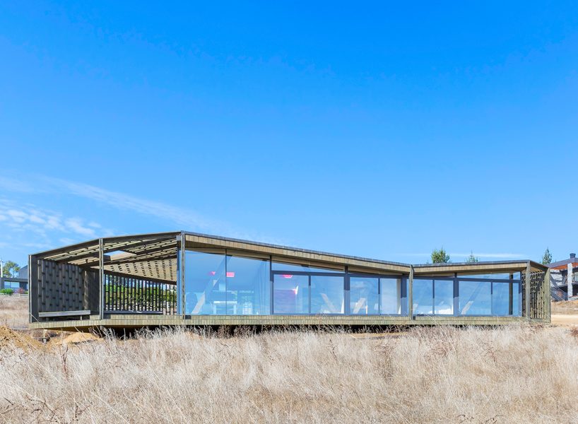 LAND arquitectos almost cube house