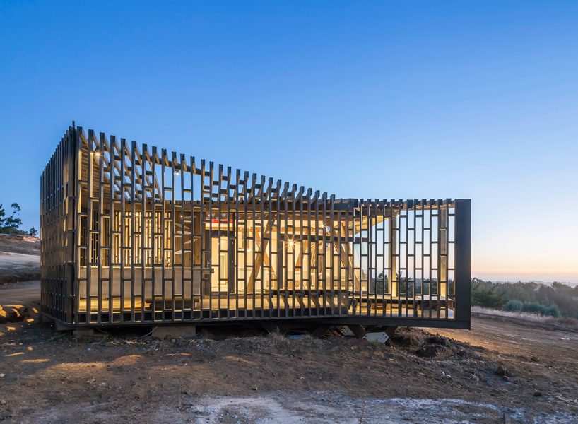 LAND arquitectos almost cube house