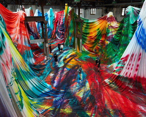 spray guns & suspended fabric: step inside katharina grosse's otherworldly color canvas