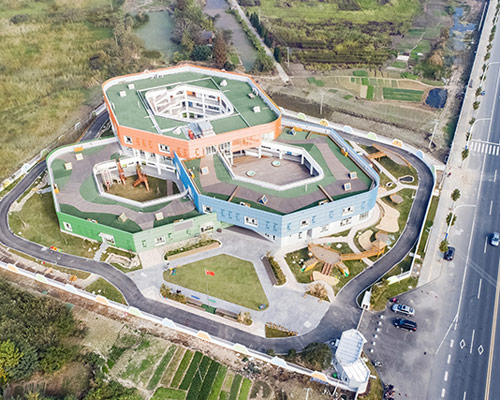 PERFORM studio composes a kindergarten in yangzhong of three hexagons with courtyards