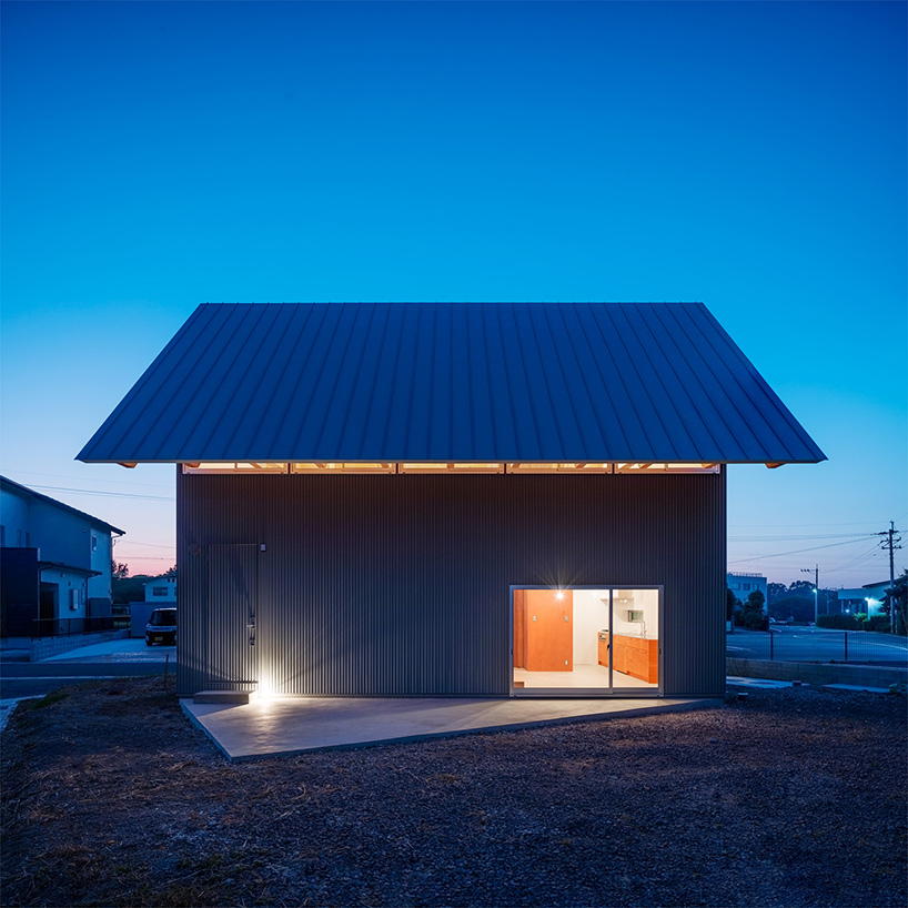 yabashi architect & associates tops house in bungotakada with large gable roof - 1
