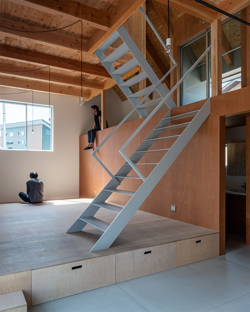 yabashi architect & associates tops house in bungotakada with large gable roof - 3