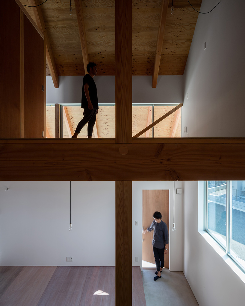 yabashi architect & associates tops house in bungotakada with large gable roof - 4