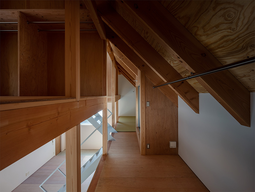 yabashi architect & associates tops house in bungotakada with large gable roof - 5