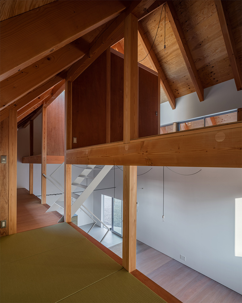 yabashi architect & associates tops house in bungotakada with large gable roof - 6