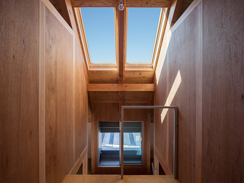 yabashi architect & associates tops house in bungotakada with large gable roof - 7