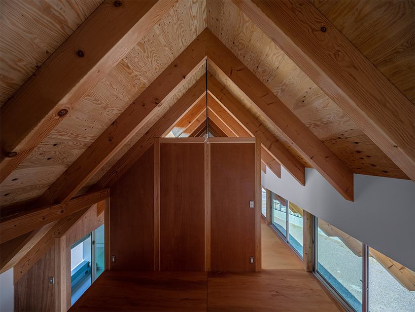yabashi architect & associates tops house in bungotakada with large gable roof - 8