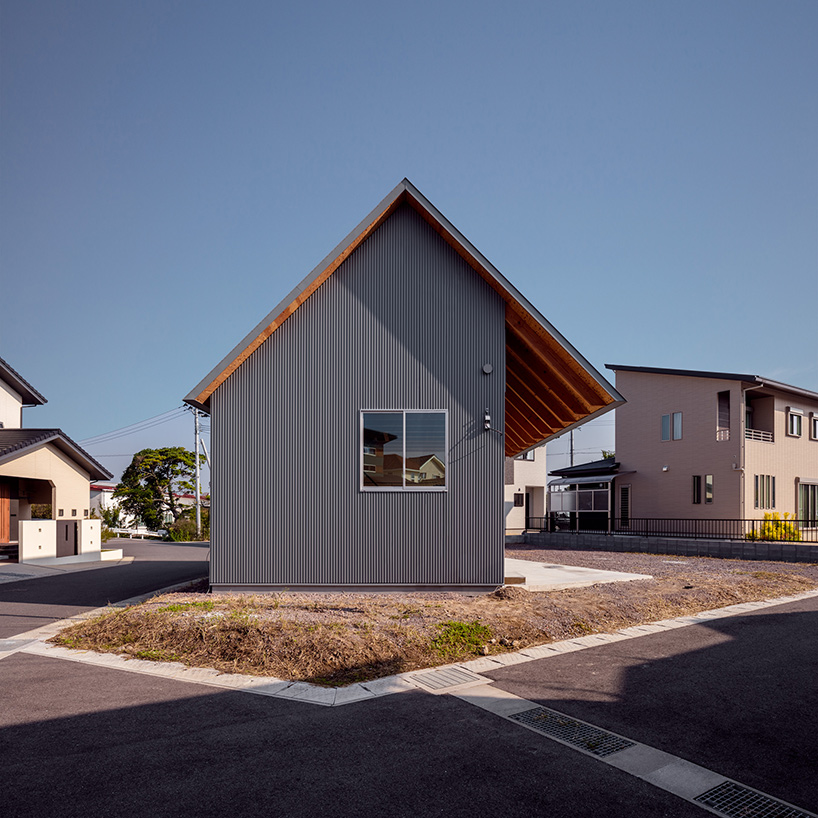 yabashi architect & associates tops house in bungotakada with large gable roof - 9