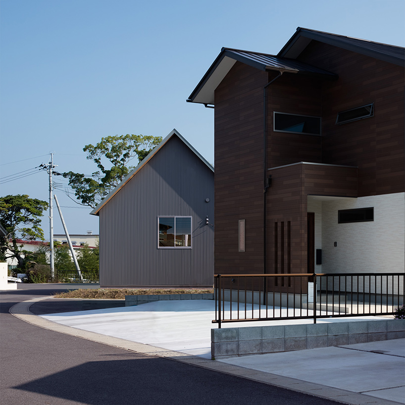 yabashi architect & associates tops house in bungotakada with large gable roof - 10