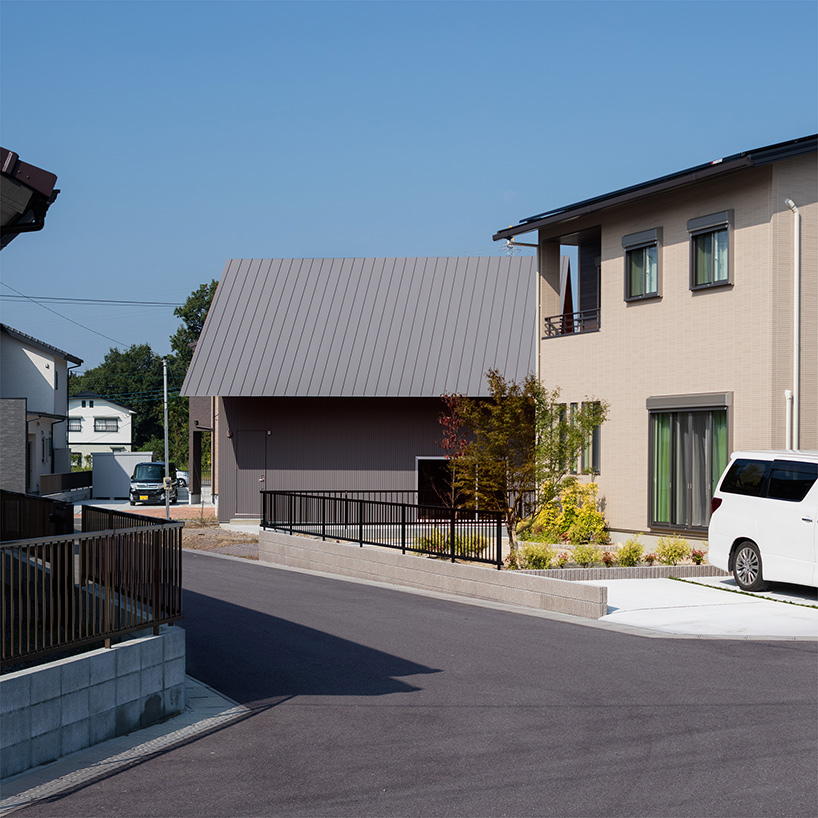 yabashi architect & associates tops house in bungotakada with large gable roof - 11