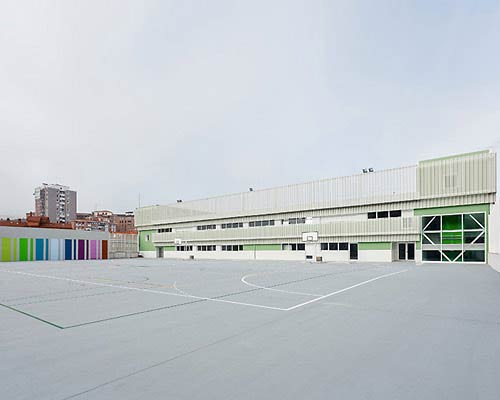 BAT uses a store's roof as a playground for urretxindorra school in bilbao