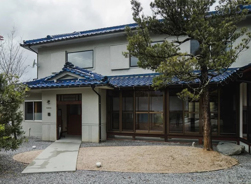 ALTS has renovated a 53 year old japanese  house  while 