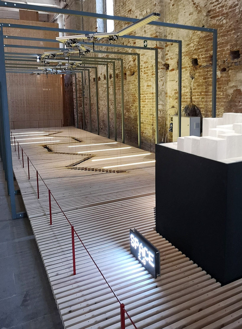 riccardo blumer atelier builds walls made of water and soap in algorithmic installation - 1