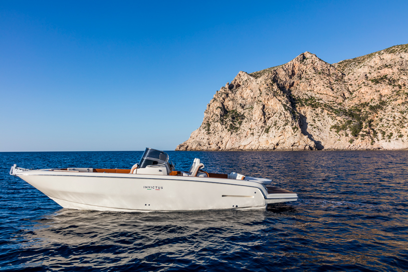 invictus 280SX yacht delivers elegant performance in less than 9 meters - 3