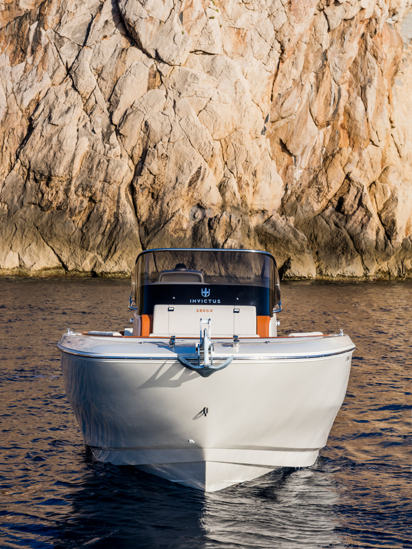 invictus 280SX yacht delivers elegant performance in less than 9 meters - 6