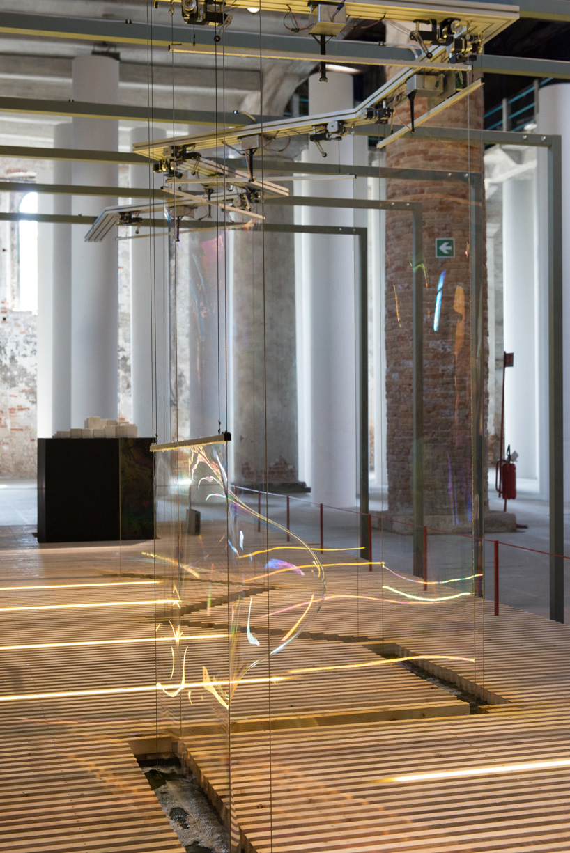 riccardo blumer atelier builds walls made of water and soap in algorithmic installation - 4