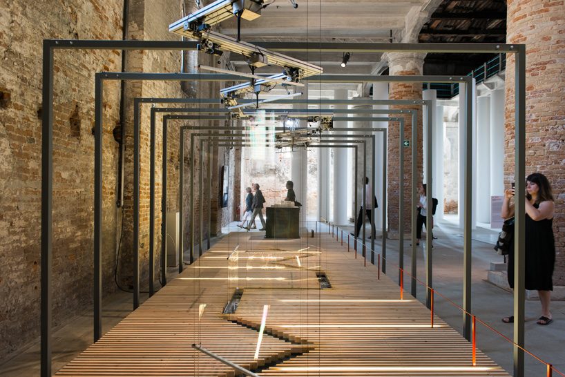 riccardo blumer atelier builds walls made of water and soap in algorithmic installation - 2