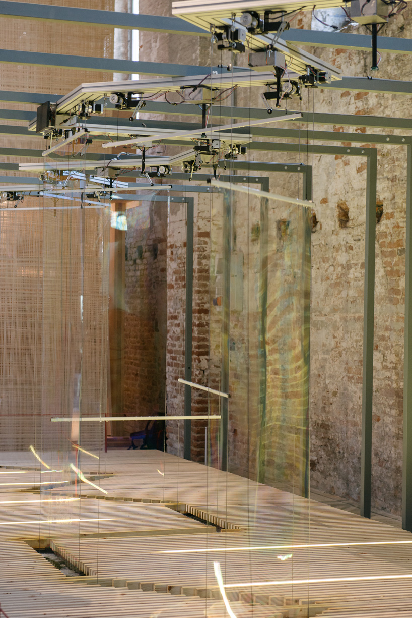 riccardo blumer atelier builds walls made of water and soap in algorithmic installation - 3