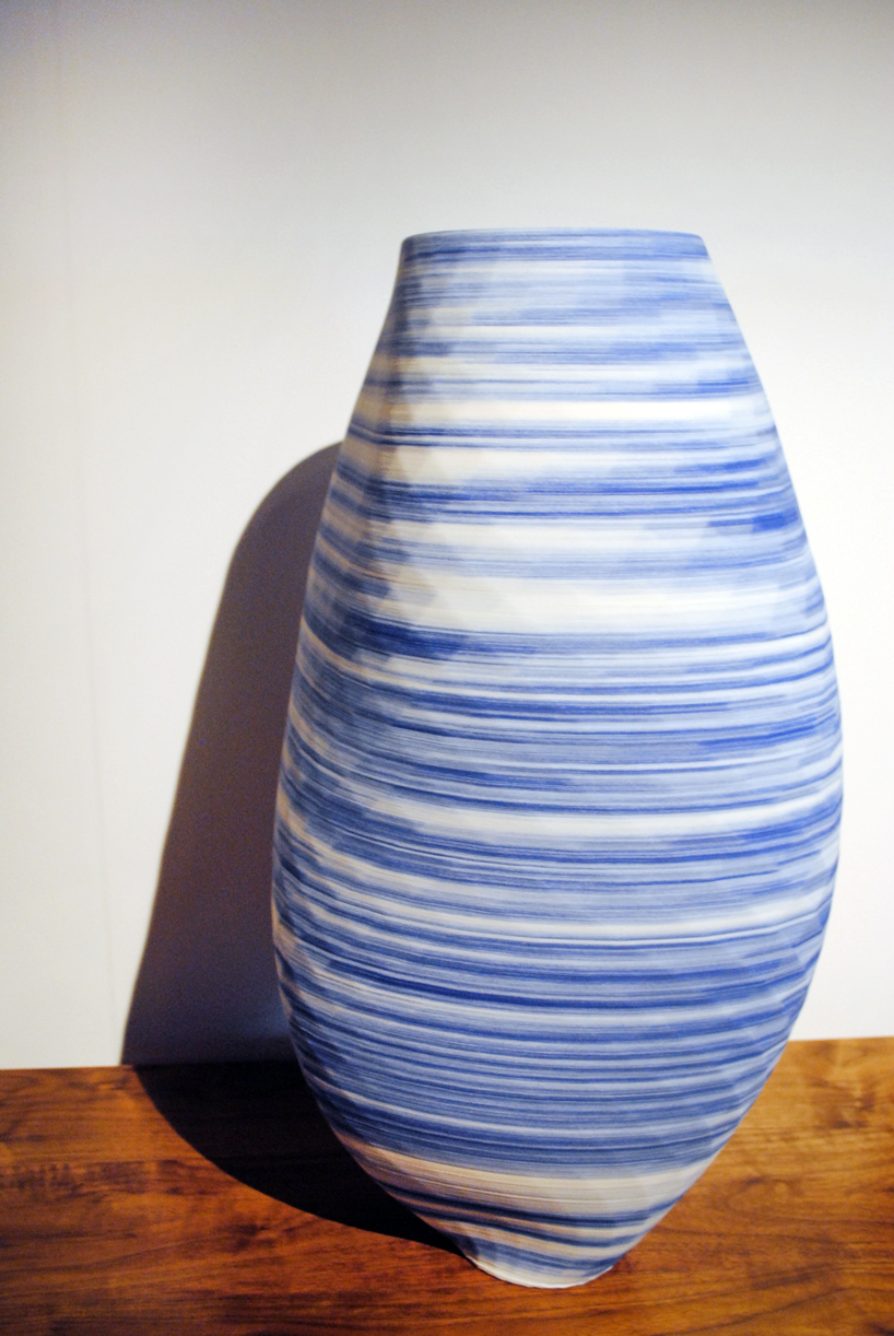3D-printed porcelain vases by olivier van herpt in blue and white
