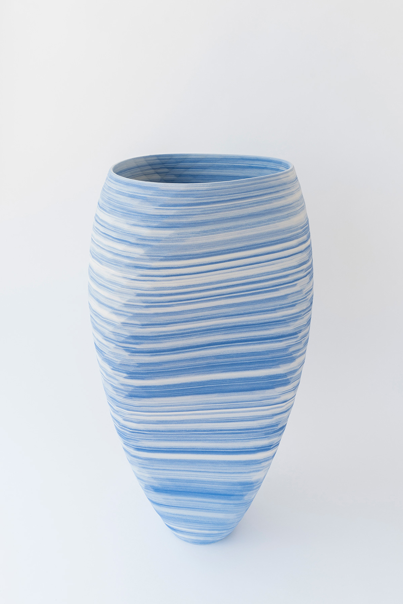 3D-printed porcelain vases by olivier van herpt in blue and white
