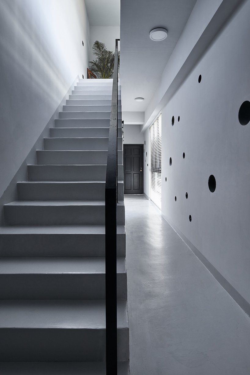 emerge architects' sea foam-inspired guesthouse in taiwan attracts passersby at night - 4