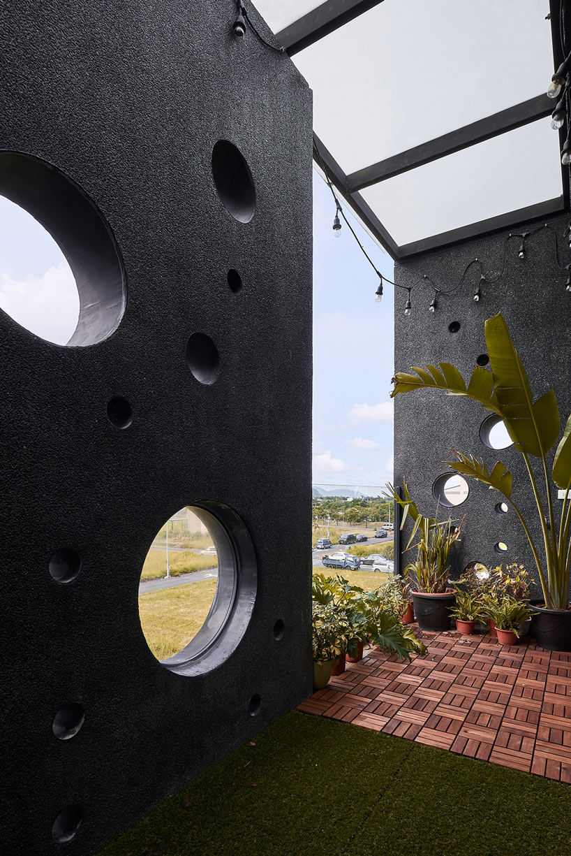 emerge architects' sea foam-inspired guesthouse in taiwan attracts passersby at night - 7