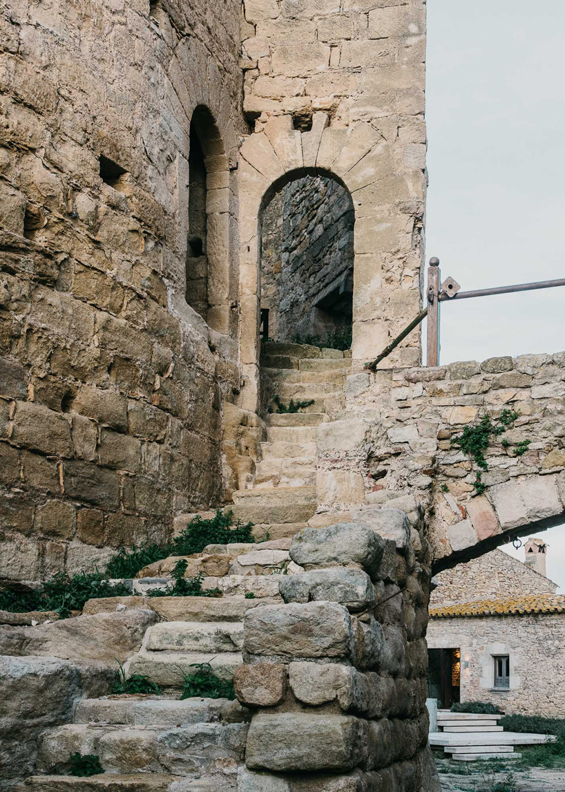 mesura peratallada castle garden