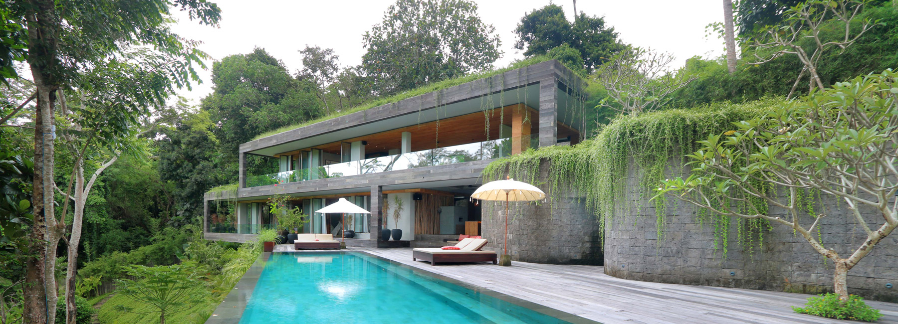 WOMhouse's chameleon villa 'disappears' within its balinese surroundings